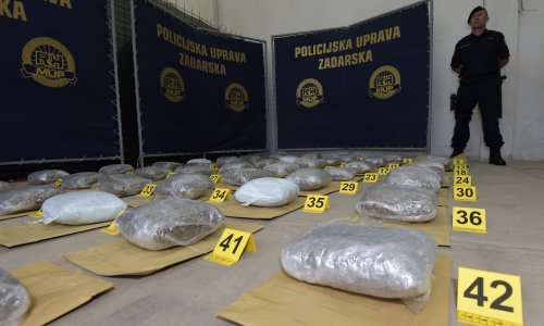 Na autocesti pao s rekordna 53 kilograma marihuane, odao ga miris