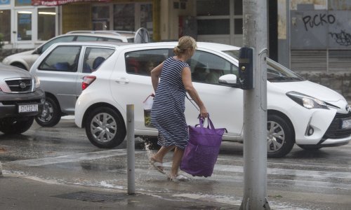 Orkanska bura sručila se na Split: Kontejneri 'šetaju' ulicama,  problemi u pomorskom prometu, ali i na nebu