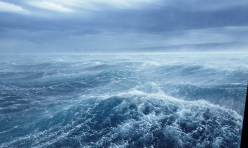 Potraga za nestalom surfericom  privremeno prekinuta zbog jakog nevremena