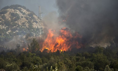 I noćas evakuacije zbog požara na Pelješcu, u Konavlima i dalje gori