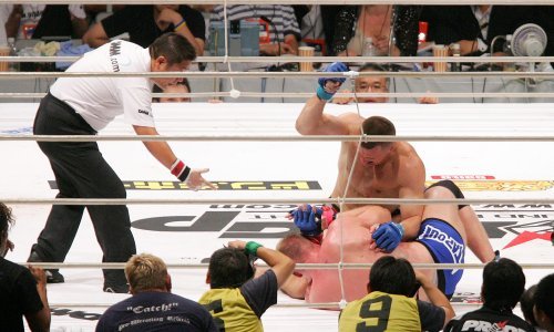 Cro Cop nastavio strašan niz; laktom razbio glavu 'prljavog' Martineza; sudac prekinuo meč