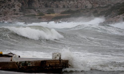 Rijetka tropska oluja izazvala poplave diljem Grčke, troje ljudi nestalo
