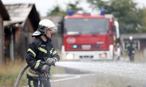 Gusti dim na jugozapadu Zagreba, gore dvije barake u Lučkom