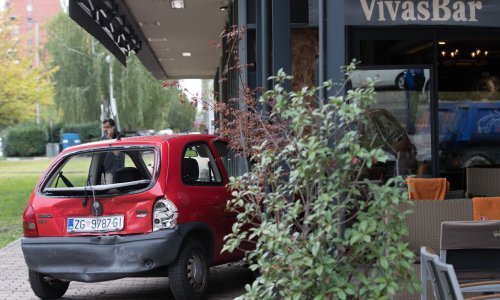 Nakon udarca kamiona zajedno s autom završila na terasi kafića