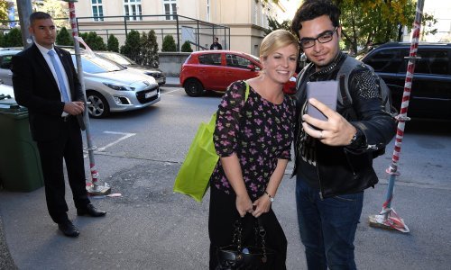 Grabar Kitarović s cekerom stigla na obranu teme doktorskog rada, a pozirala je i s kolegama u selfijima