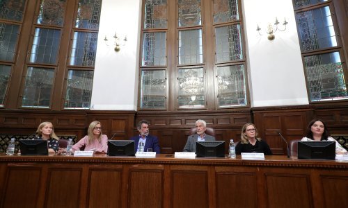 Okrugli stol bez predstavnika Ministarstva: Prebrzo uvođenje reforme obrazovanja moglo bi proizvesti velike štete