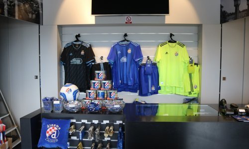 Dinamo simbol grada Zagreba; i stranci ludi za dresovima te suvenirima hrvatskog prvaka