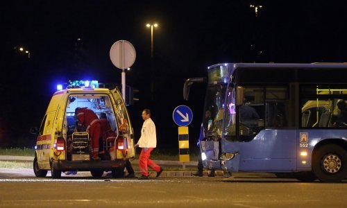 U sudaru ZET-ova autobusa i auta ozlijeđeno pet osoba