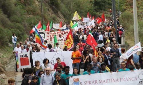 Tisuće prosvjednika tražilo puštanje gradonačelnika Riace