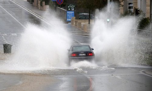 Silovita kiša sručila se na Dalmaciju, splitske ceste pretvorile se u jezera