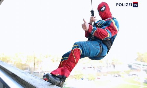 Ovo je divno: Austrijski specijalci maskirani u superheroje oduševili bolesnu djecu