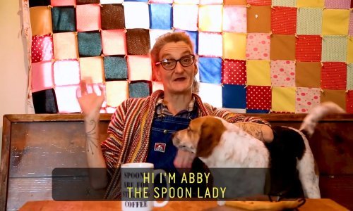 Neki sviraju klavir, neki gitare, a ova žena svira – žlicama!