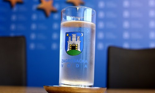 Zaposlenici Grada i Holdinga pit će vodu iz posebno dizajniranih čaša