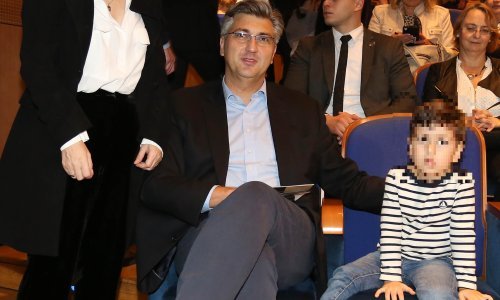 Tata Andrej Plenković poveo sinčića u kazalište: Mali Mario bio u prvom planu