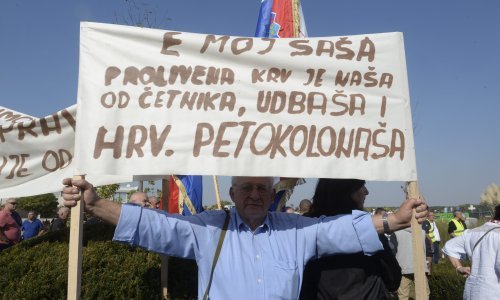 Pogledajte transparente iz Vukovara; Od udbaša, preko petokolonaša do ustaša