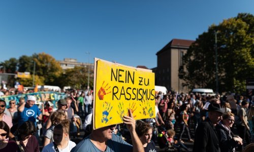 Više od sto tisuća ljudi u Berlinu koračalo protiv ekstremne desnice