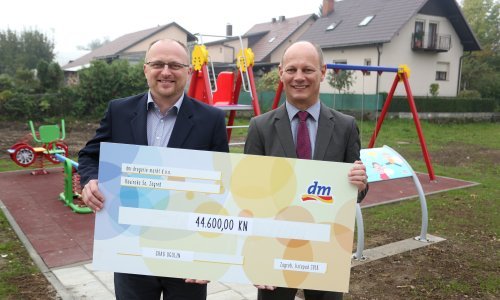 Otvorenje prve prodavaonice u Ogulinu dm obilježio uređenjem dječjeg igrališta u naselju Struga