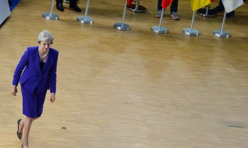 May pokušava umiriti zastupnike tvrdnjom da je dogovor o Brexitu blizu