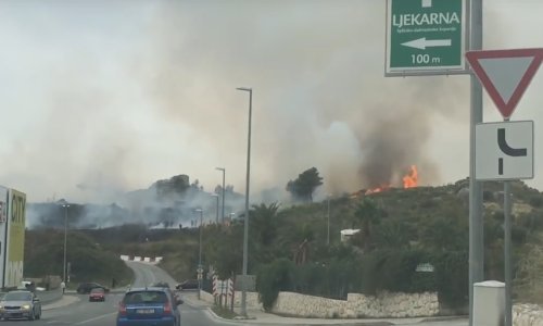 Pored trgovačkog centra u Splitu izbio požar