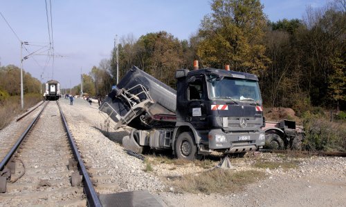 Nesreća kod Vrbovca: Brzi vlak udario kamion, ima ozlijeđenih