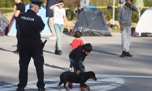 Švicarska televizija objavila snimku kako hrvatski policajci silom vraćaju migrante u BiH