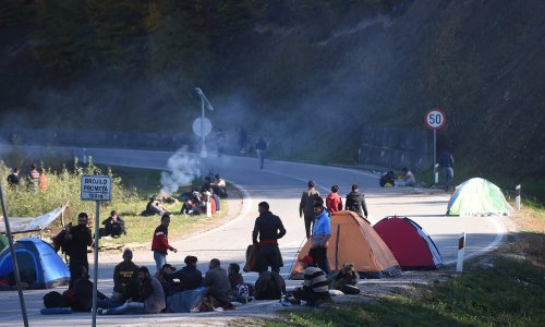 Policija pomjerila migrante 100 metara od granice, ima ozlijeđenih