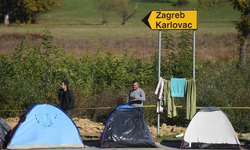 Noć na Maljevcu protekla mirno, migranti spavali na zemlji
