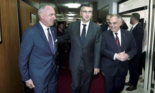 Plenković se u Splitu sastao s gradonačelnikom Oparom, čekaju ga na Hvaru