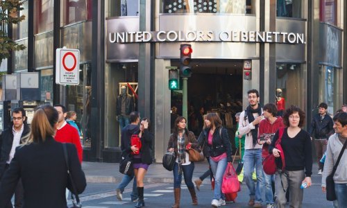 Hoće li se i nova generacija obitelji Benetton jednako dobro snaći u šarenim vodama talijanske politike i biznisa?