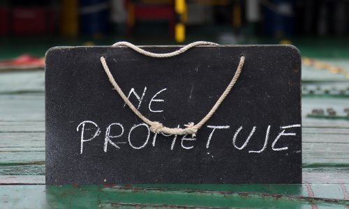 Zbog vjetra su u prekidu brojne brodske linije, na cestama oprezno zbog kiše i poledice