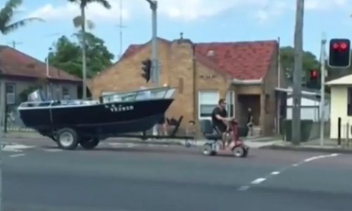 Invalidskim skuterom vukao brod. Policija ne zna koju kaznu odrezati