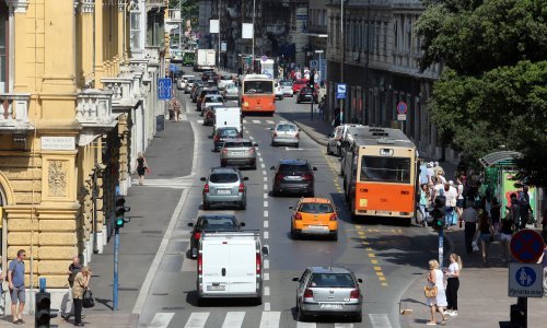 Vozio u zabranjenom smjeru bez vozačke dozvole i oštetio 15 parkiranih automobila