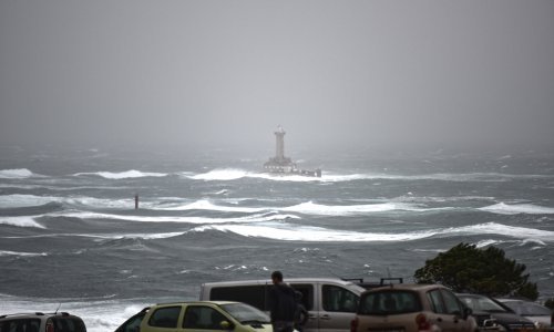 Olujno jugo podiže valove od sedam metara, u pomoć priskače i Hrvatska ratna mornarica, a zatvorene i dionice autoceste