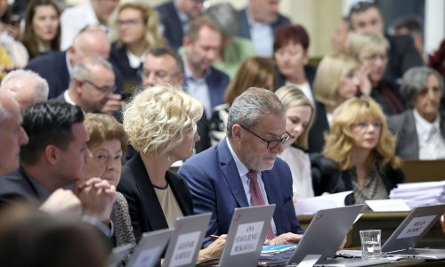 Oporbeni klubovi odmah na početku tražili stanke, protive se izglasavanju ustavnosti Zakona o komunalnom gospodarstvu bez pripreme