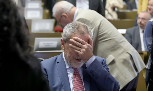 Incident u zagrebačkoj skupštini: Aktivistice lecima zasule zastupnike, većina letaka sletjela na HDZ-ovku
