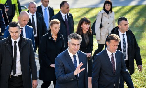 Državni vrh položio vijence i zapalio svijeće na Mirogoju