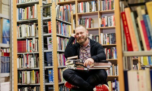 On je kao popularni Đelo Hadžiselimović, ali umjesto dokumentaraca Osječanima odabire književne naslove