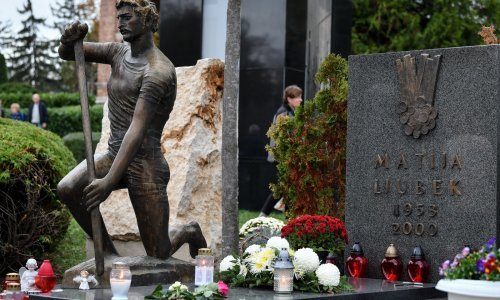 Pogledajte okićene grobove poznatih Hrvata na Mirogoju