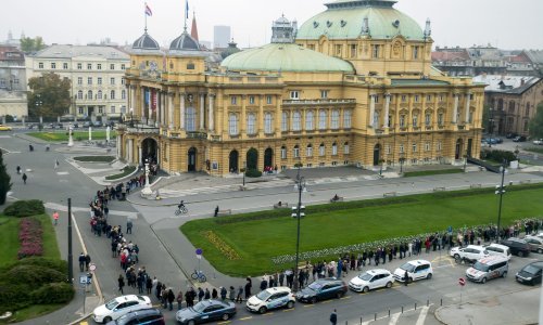 U redovima ispred HNK čekali na svoje ulaznice za 'Orašara'