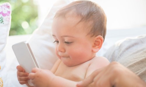 Problem je veći nego što se mislilo: Evo zašto mobitel ne smijete dati maloj djeci
