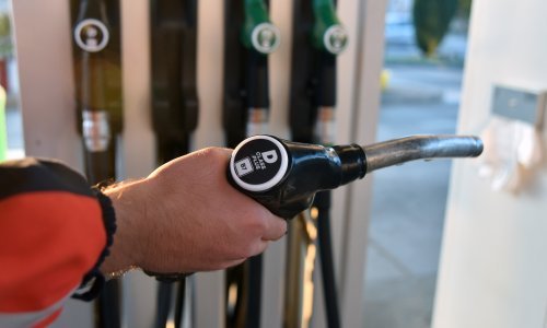Otkrivamo zašto je dizel skuplji od benzina i zašto možda više nikad neće biti jeftiniji