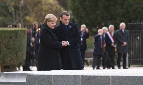 Francuska obilježava kraj Prvog svjetskog rata, Merkel i Macron u zagrljaju