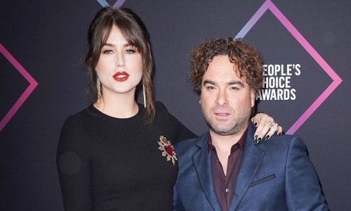 Prvo pojavljivanje u javnosti: Zvijezda 'Velike teorije praska' pokazao 22 godine mlađu djevojku