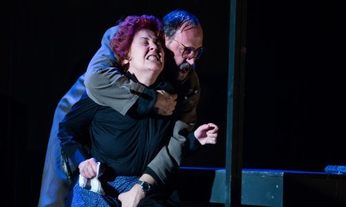 Zavirite na predstavu 'Emet', dramu Ivane Šojat koja uprizoruje 'prilično mračnu priču'