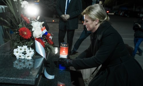 Molitva za žrtve agresije na Vukovar u dvorištu vukovarske bolnice