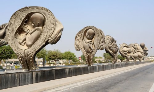 Goleme Hirstove skulpture fetusa i maternice ispred katarske bolnice