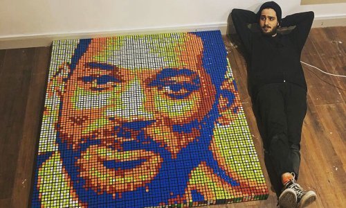 Talentirani umjetnik izrađuje slike od Rubikovih kocki