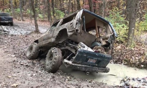 Pogledajte kako se Jeep Cherokee raspolovio prilikom izvlačenja iz kaljuže