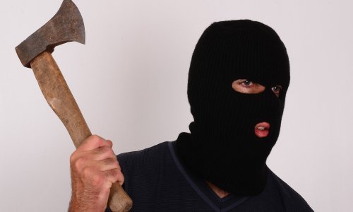 Pljačkaš sjekirom u središtu Zagreba razbijao izlog zlatarnice