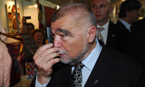 Humor kod naših političara: Kako je Mesić 1991. objasnio gospođi da nema tetovirano 'U' na prsima